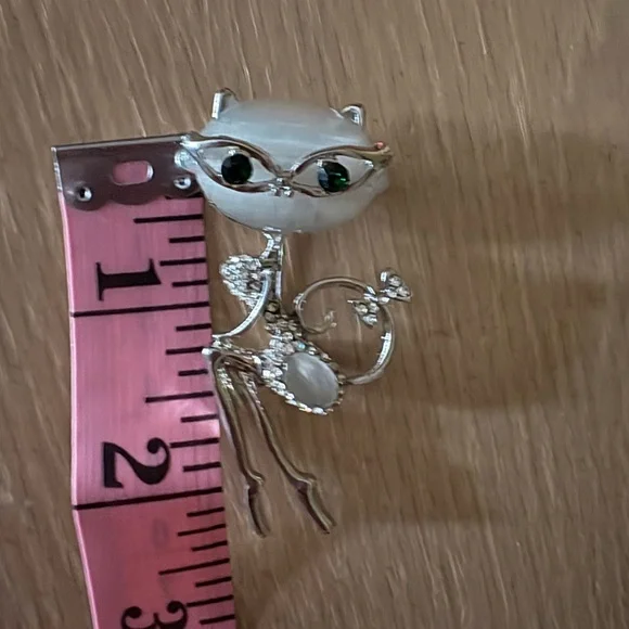 Elegant Silver Cat Brooch - Picture 3 of 3